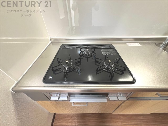 多数の調理器具を同時に使用でき、料理の効率化が可能。省エネで節約になり、様々な料理スタイルに適応できます。また、火力調整が独立しており、手入れや掃除もしやすく、今よりもっとお料理が楽しくなるかも。