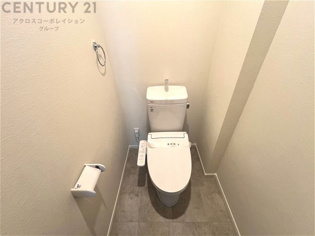 温水洗浄便座付トイレは温水洗浄機能により、暖かい水でおしりを洗浄することができ、冷たい水を使う従来の便座に比べ、温水洗浄機能で暖かいトイレを提供し、快適な使用を可能にします。