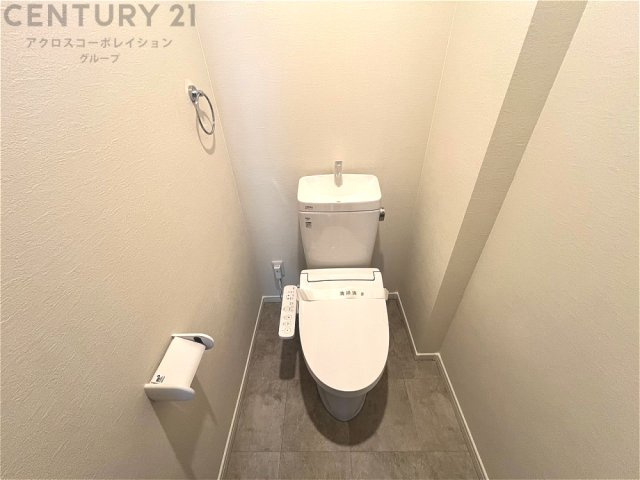 温水洗浄便座付トイレは温水洗浄機能により、暖かい水でおしりを洗浄することができ、冷たい水を使う従来の便座に比べ、温水洗浄機能で暖かいトイレを提供し、快適な使用を可能にします。
