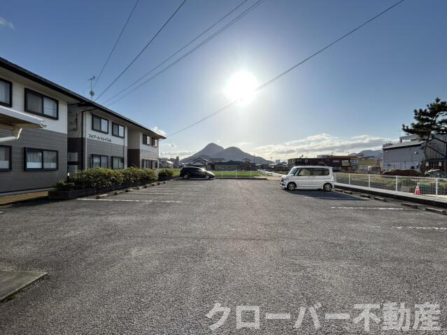 フォブールソレイユＡの駐車場