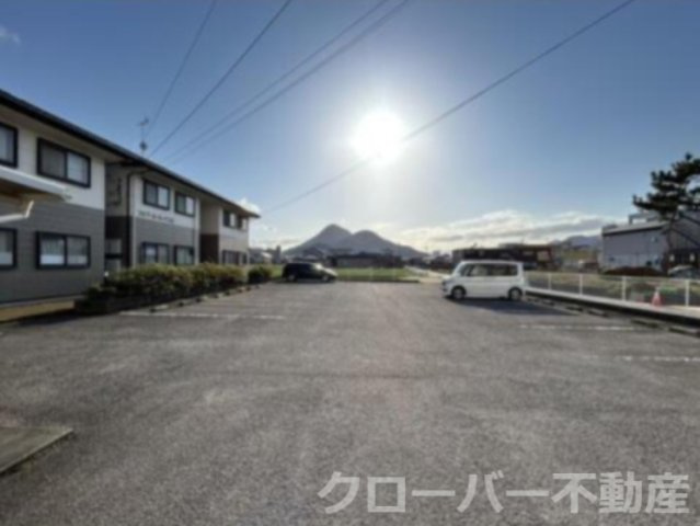 フォブールソレイユＢの駐車場