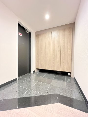 ルネグランディルA棟の玄関