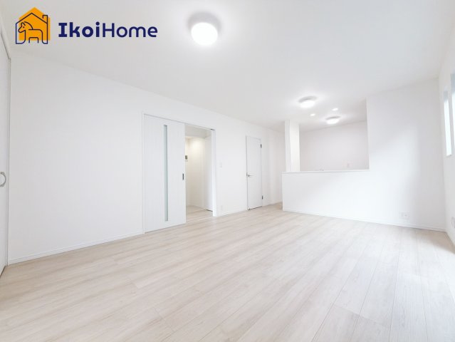明石市二見町東二見1310-10　全6棟B号棟　新築戸建のキッチン|【ホームページに現地動画掲載中】●年中無休：当日予約可●キッチンには便利な床下収納庫も完備！
