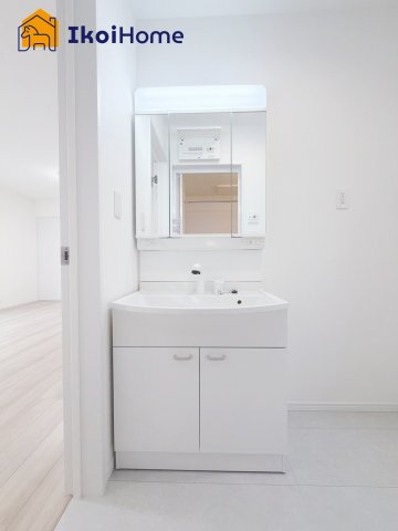 明石市二見町東二見1310-10　全6棟B号棟　新築戸建の洗面所|【ホームページに現地動画掲載中】●年中無休：当日予約可●洗面は便利な３面鏡。ゆったりワイドシンク仕様