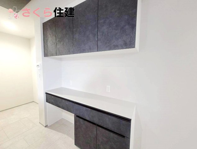 タマタウン宝木町　1号棟のキッチン|カップボード付きのキッチンで収納には困りません◎