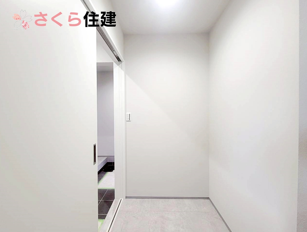タマタウン宝木町　1号棟のその他|玄関からも直接出入りが可能なパントリー収納◎