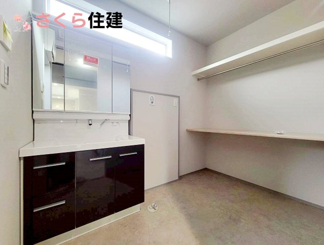 タマタウン宝木町　1号棟の洗面所|備え付けの棚を完備した洗面脱衣所
