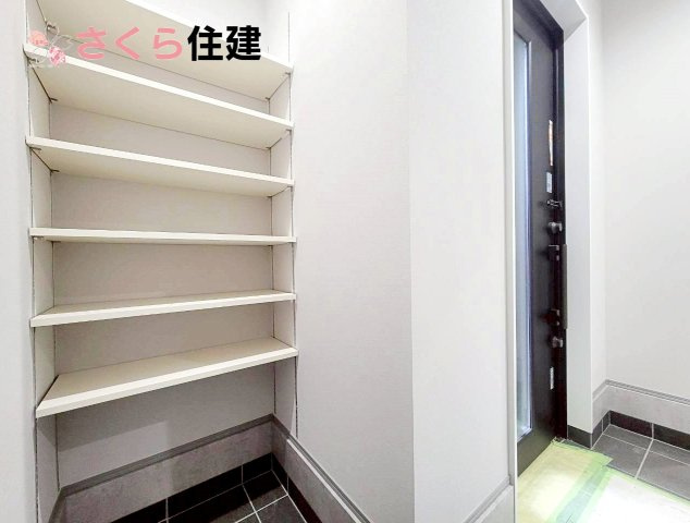 タマタウン宝木町　1号棟の収納|家族全員分の靴も収納可能なシューズクローク
