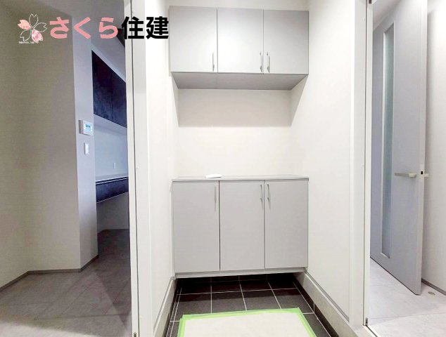 タマタウン宝木町　1号棟の玄関|パントリーと廊下の両方から出入りが可能なシューズクローク
