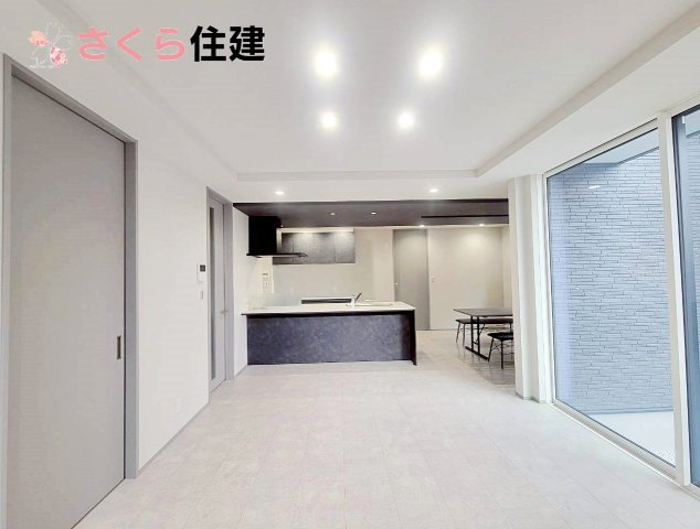 タマタウン宝木町　1号棟の居間・リビング|南向きの大きな窓からたくさんの採光が入るリビングです