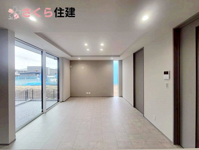 タマタウン宝木町　1号棟の居間・リビング|アクセントクロスや折り上げ天井でワンランク上のリビング空間◎