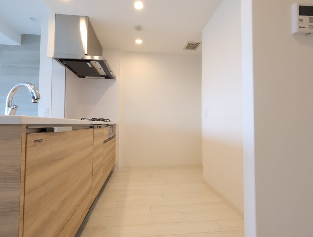 アルファスマート西福原けやき通りの独立洗面台|3面鏡の裏には小物を入れるのに便利な収納が付いています！