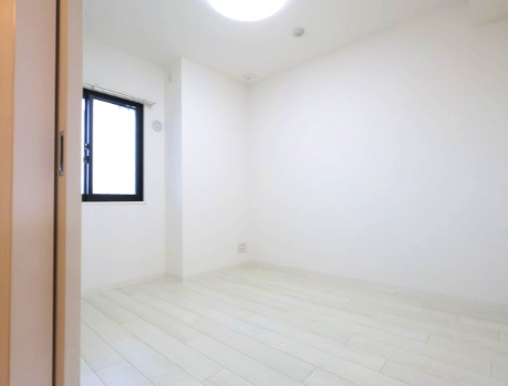 アルファスマート西福原けやき通りの洋室|洋室5帖　スライド扉