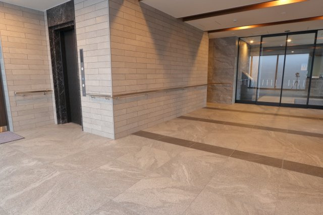 アルファスマート西福原けやき通りのエントランス