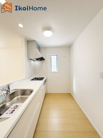 明石市二見町東二見1310-10　全6棟C号棟　新築戸建のキッチン|【ホームページに現地動画掲載中】●年中無休：当日予約可●キッチンには便利な床下収納庫も完備！