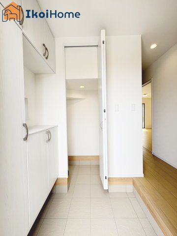 明石市二見町東二見1310-10　全6棟C号棟　新築戸建の玄関|【ホームページに現地動画掲載中】●年中無休：当日予約可●玄関にはシューズボックス＆土間収納を完備！