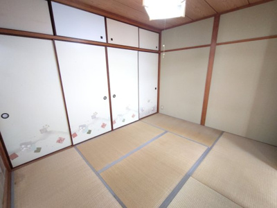 【和室】 | 令和荘 | 畳の上にフローリングマットが敷いてあります。