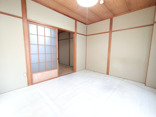 【寝室】 | 令和荘 | 畳の上にフローリングマットが敷いてあります。