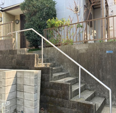 駒岡テラスハウス２号棟のエントランス