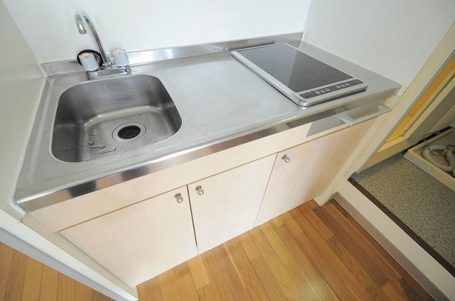 レオパレスＹＵＤＡのキッチン|2口電気コンロなので料理も楽々で安心 お掃除も簡単