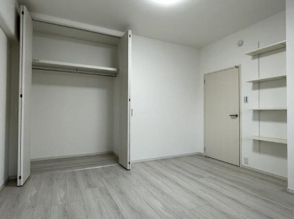 【最上階！】高知市鴨部1丁目鏡川コーポ　中古マンションの洋室|収納力のあるクローゼットを備えた、シンプルで使い勝手の良い洋室♪