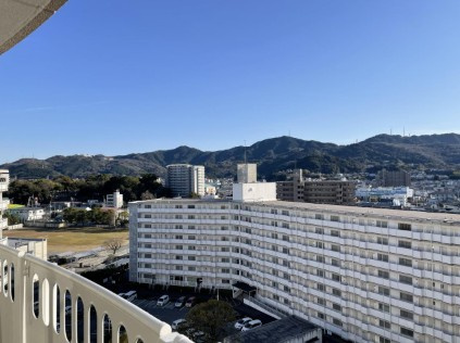 【最上階！】高知市鴨部1丁目鏡川コーポ　中古マンションのバルコニー|遮るもののないパノラマビュー。四季の移ろいを感じる特等席☆