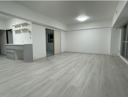【最上階！】高知市鴨部1丁目鏡川コーポ　中古マンションの居間・リビング|明るい木目調のフロアが心地よい、広々とした家族の団らん空間♪