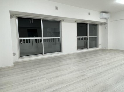 【最上階！】高知市鴨部1丁目鏡川コーポ　中古マンションの居間・リビング|採光を遮らない大きな開口部。夜景も楽しめる開放的な窓際☆