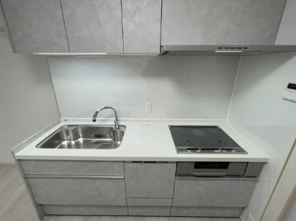 【最上階！】高知市鴨部1丁目鏡川コーポ　中古マンションのキッチン|お手入れ簡単なワークトップ。スライド収納で調理器具もスッキリ！