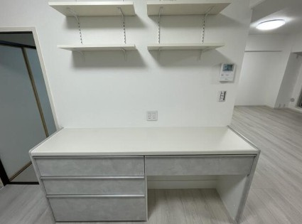 【最上階！】高知市鴨部1丁目鏡川コーポ　中古マンションのキッチン|機能的な備付食器棚を完備♪