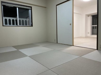 【最上階！】高知市鴨部1丁目鏡川コーポ　中古マンションの和室|モダンな縁なし畳。リビングと一体化して使える便利な和の空間♪