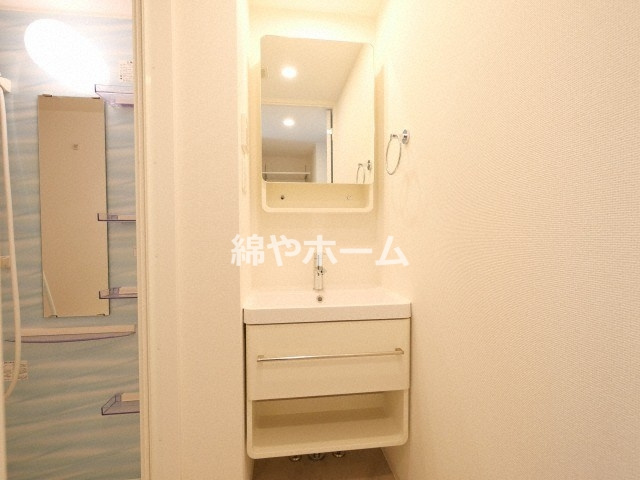 セレニテ桜川駅前プリエの独立洗面台|独立洗面台、小物を置くことができて便利です