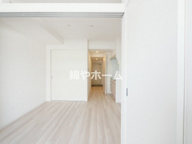 セレニテ桜川駅前プリエの居間・リビング|こちらの居間で趣味の時間をお楽しみください