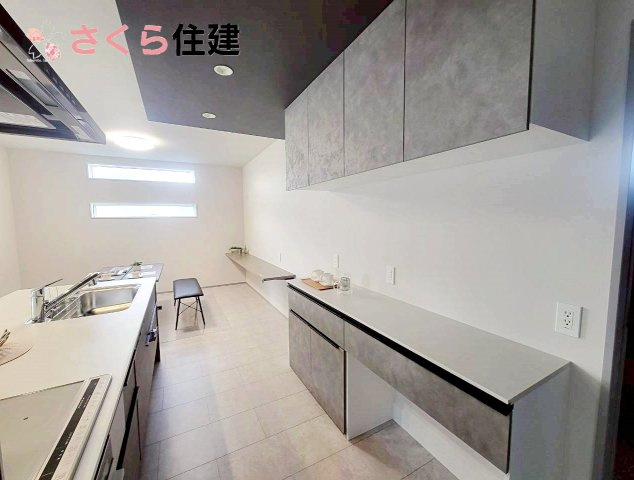 タマタウン宝木町　2号棟のキッチン|カップボード付きのキッチンで収納には困りません◎