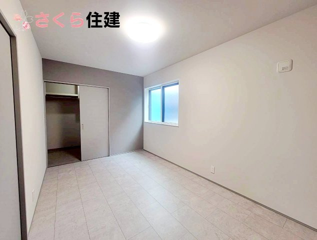 タマタウン宝木町　2号棟の洋室|7.5帖の洋室は広々としたウォークインクローゼットを完備