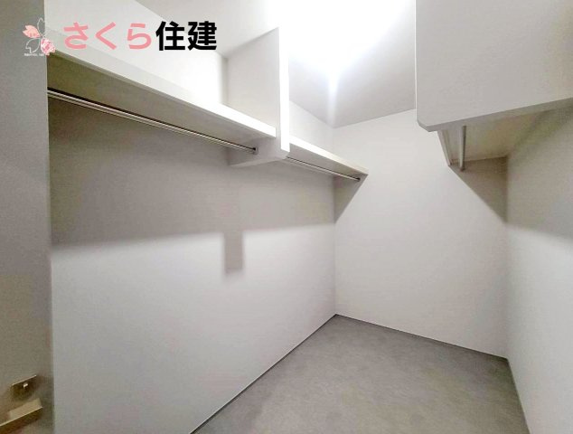 タマタウン宝木町　2号棟の収納|洋室、脱衣所のどちらからも出入りができるウォークインクローゼット
