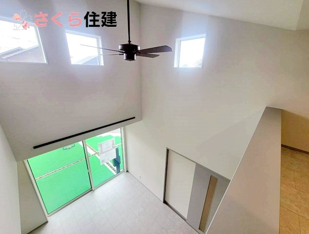 タマタウン宝木町　2号棟の居間・リビング|吹き抜けからたっぷりの光が差し込みます