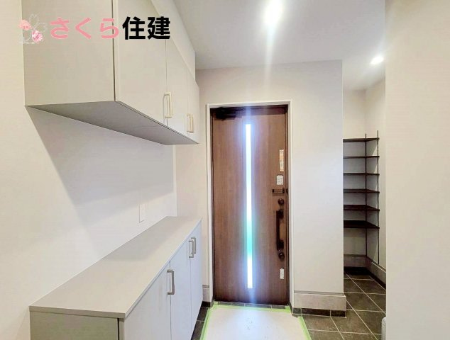 タマタウン宝木町　2号棟の玄関|シューズクローク完備で家族全員分の靴も収納可能です