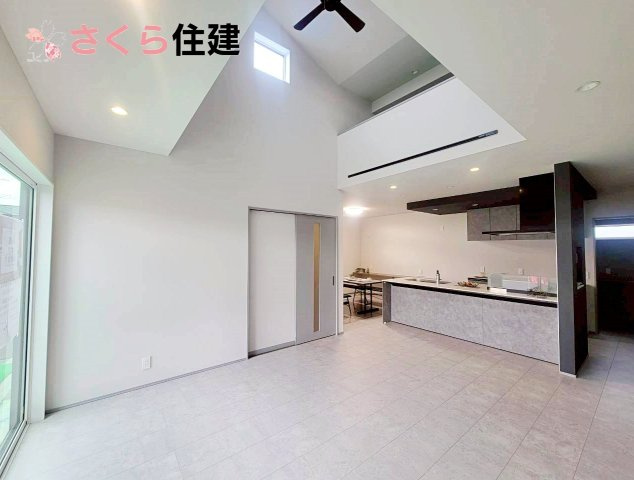タマタウン宝木町　2号棟の居間・リビング|吹き抜けの開放感あふれるリビング