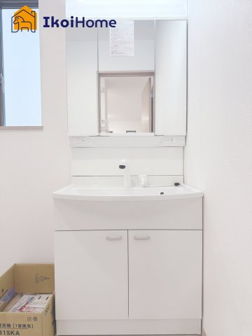 明石市二見町東二見1310-10　全6棟F号棟　新築戸建の洗面所|【ホームページに現地動画掲載中】●年中無休：当日予約可●洗面は便利な３面鏡。ゆったりワイドシンク仕様