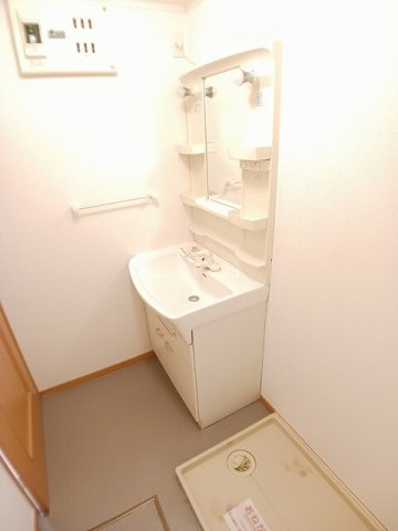 熊本市中央区国府３丁目のアパートの洗面所|ゆったりとスペースのある洗面所