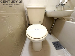 浴室内にトイレがあります☆
