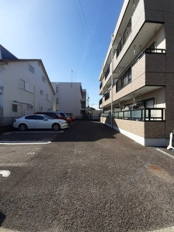 ウイングイーストの駐車場