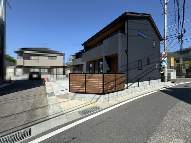 高知市薊野北町4丁目　中古戸建ての前面道路含む現地写真