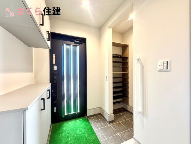 タマタウン細谷町　2号棟の玄関|たっぷりしまえるシューズインクローク完備！お子様が帰宅後に靴を片づける習慣も自然に身につきそうですね