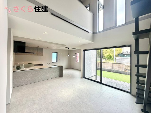タマタウン細谷町　2号棟の居間・リビング|対面式システムキッチン。リビングを見渡せるキッチンで家族の様子をうかがいながら料理がはかどりそう！	