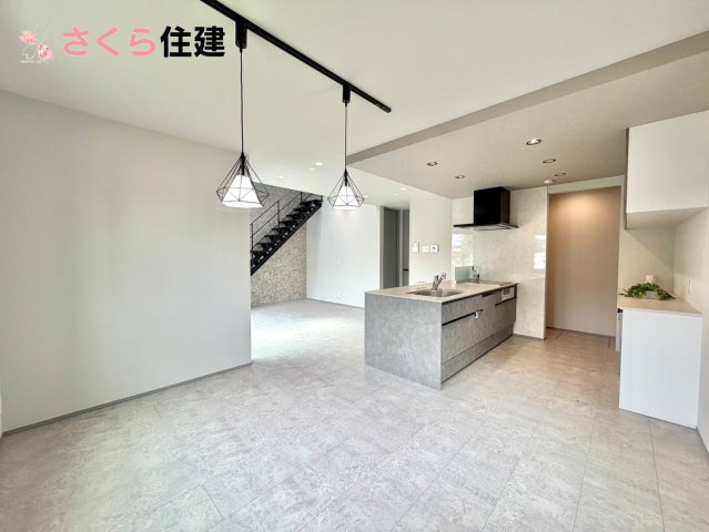 タマタウン細谷町　2号棟の居間・リビング|室内にいてもたっぷりの陽光感じていただける、開放感あふれるダイニングです。	
