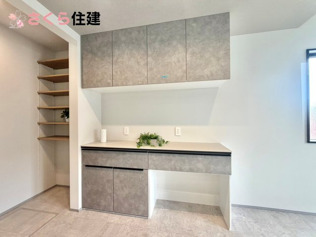 タマタウン細谷町　2号棟のキッチン|お子様と並んで料理をしても余裕のゆとりのキッチン。沢山買いだめしてもキッチン横パントリーに保管！