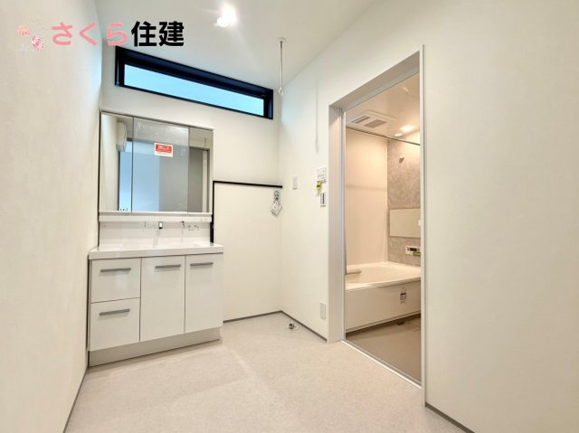 タマタウン細谷町　2号棟の洗面所|ゆとりある広さの洗面所。両サイド収納の洗面台で、二人ならんで同時の身支度もスムーズです。