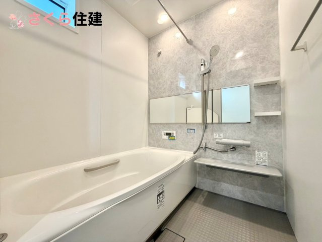 タマタウン細谷町　2号棟の浴室|梅雨の時期は大活躍の浴室乾燥機！家族の数だけ増える洗濯物もしっかり乾かせます。
